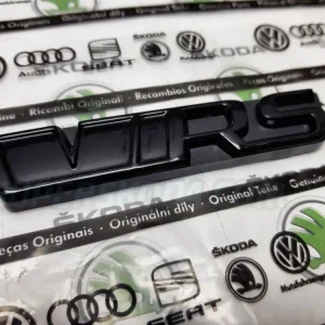 Cenový Hit Škoda Kodiaq logo přední masky RS v barvě MONTE CARLO FULL BLACK