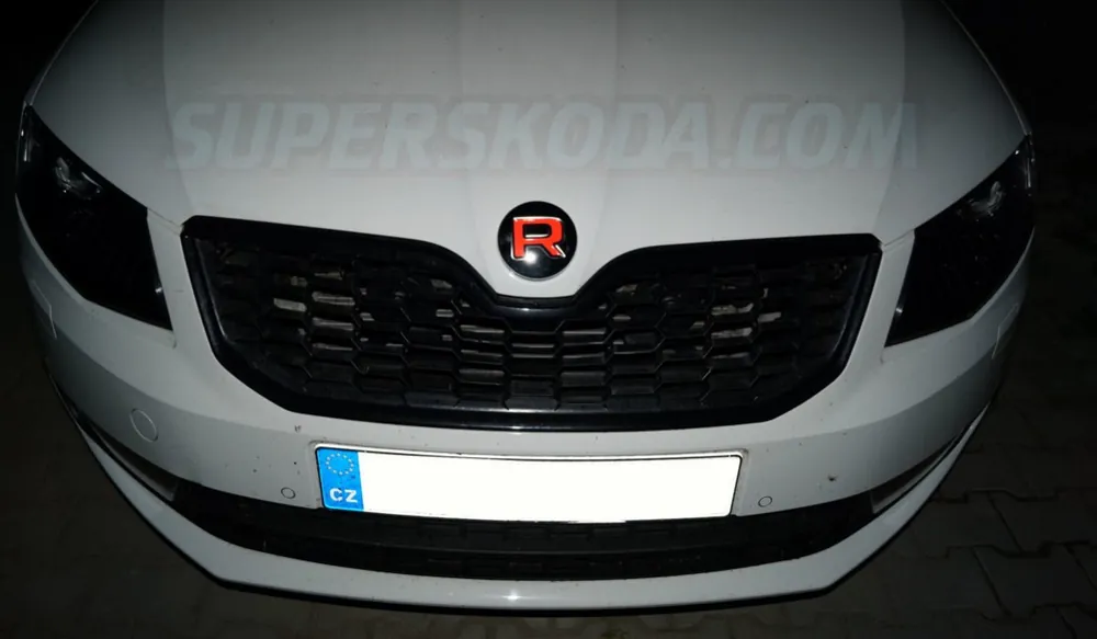 Škoda Octavia 3 - krytka předního nebo zadního loga R-line red Přímo Od Výrobce